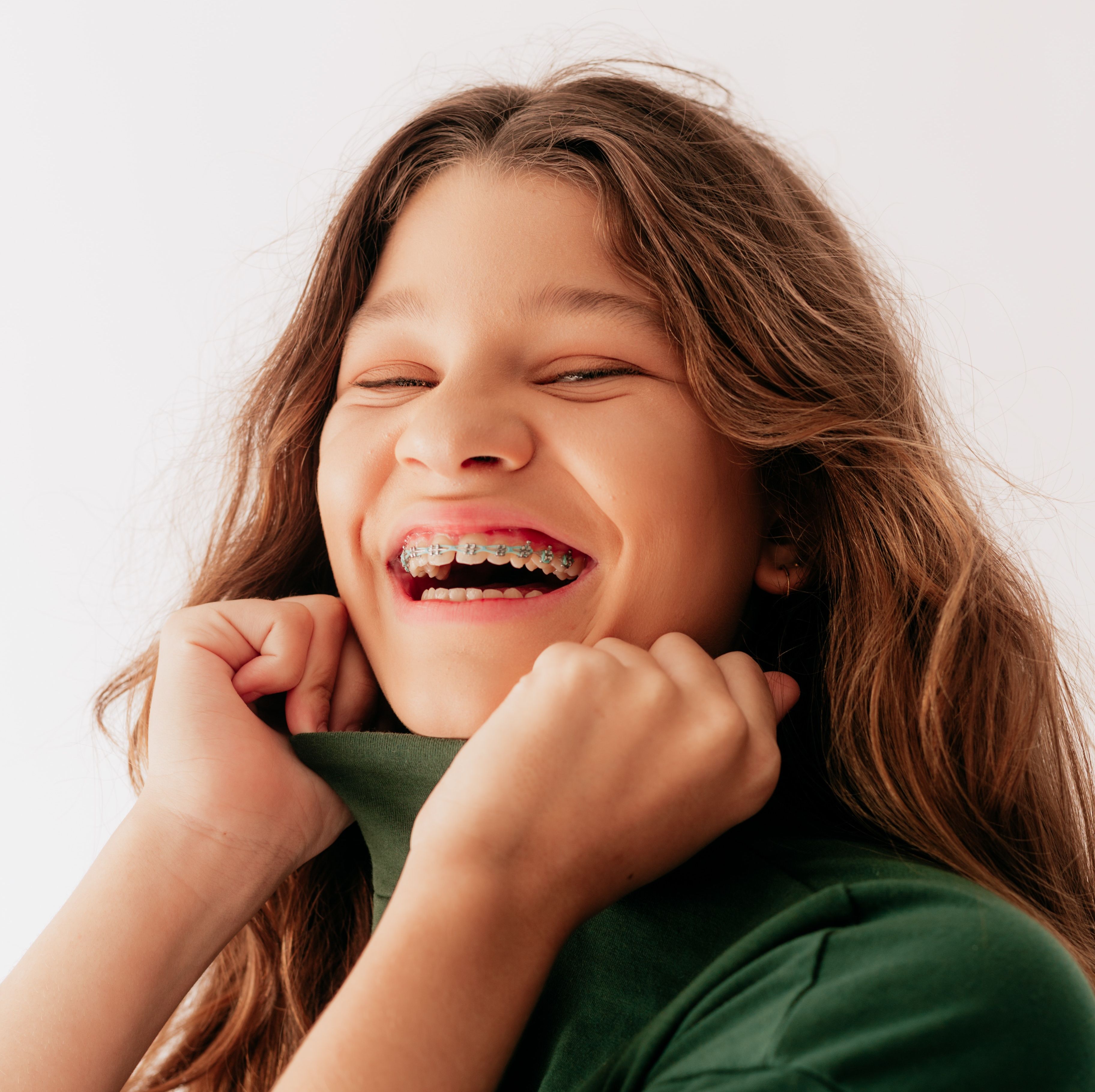 mujer con férula dental