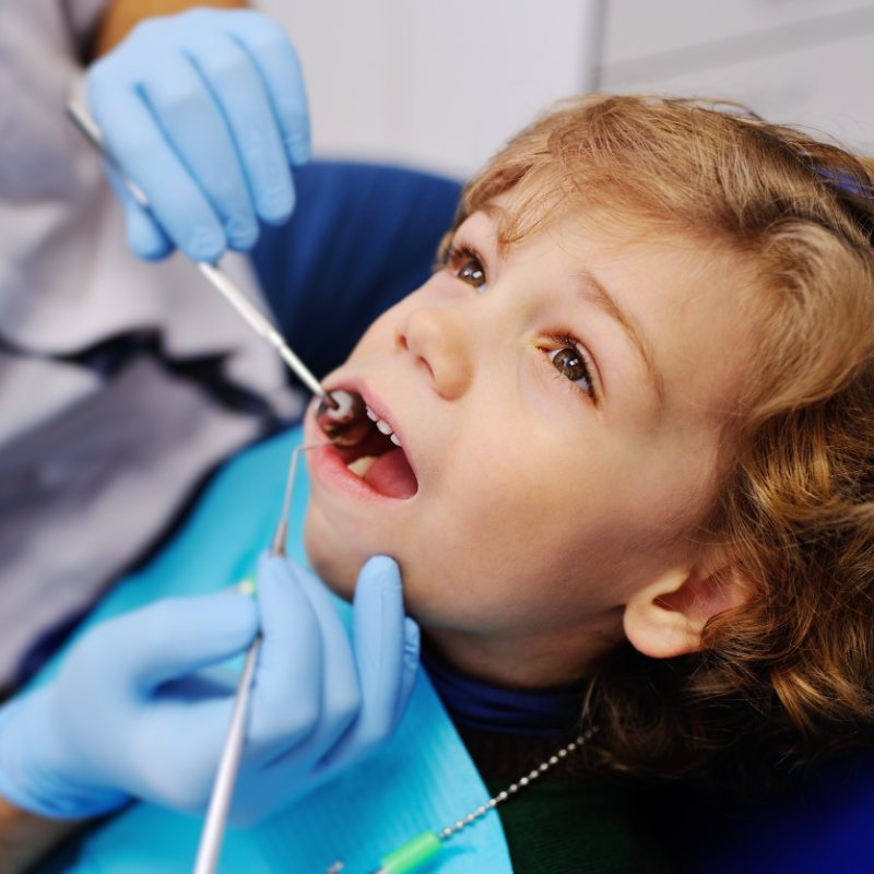 niño en dentista